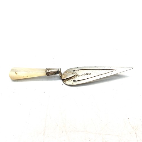 892 - Sterling silver trowel bookmark with a mother-of-pearl handle. 4.5cm.