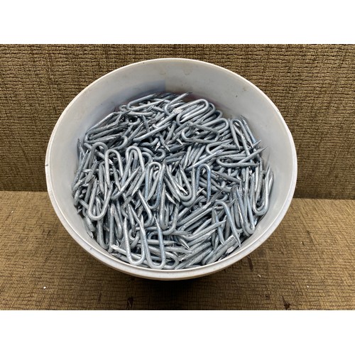 4 - Large quantity of fence staples 4cm.