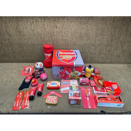 65 - Mixed collectible and memorabilia items of arsenal fc including crest wallet, money boxes, fleece bl... 