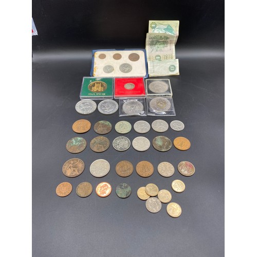 816 - Various coins and notes.