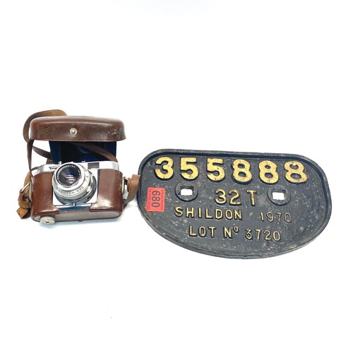 680 - Heavy cast iron wagon plate and a vintage voigtlander prontor-svs camera.