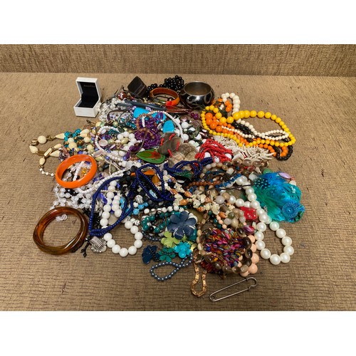 450 - Large collection of costume jewellery.