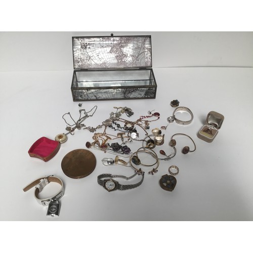 460 - A selection of costume jewellery