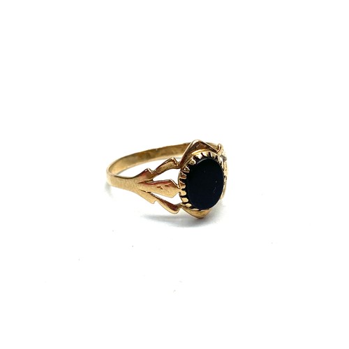 896 - 9ct gold black Onyx ring. 1.5g and size O.