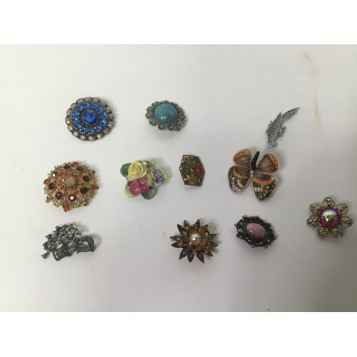 498 - Collection of brooches