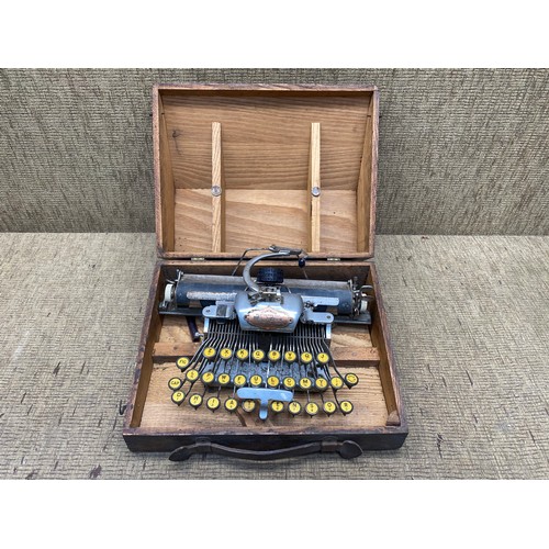 1142 - blieck feather weight aluminium typewriter made in usa.