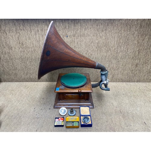 1140 - An early 20th Century oak cased table-top 'Junior Monarch' gramophone by The Gramophone Co Ltd, Lond... 