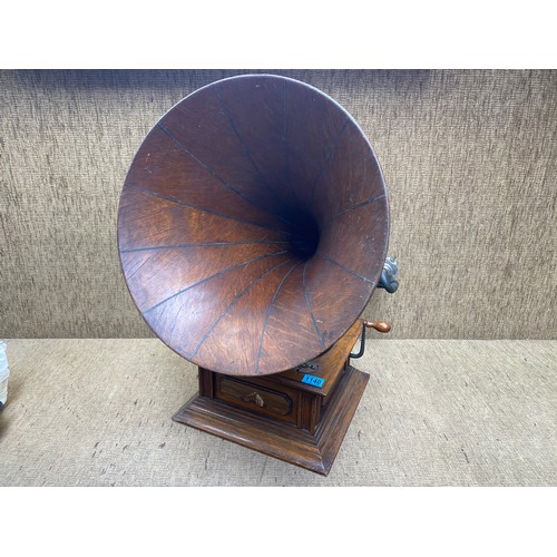 1140 - An early 20th Century oak cased table-top 'Junior Monarch' gramophone by The Gramophone Co Ltd, Lond... 