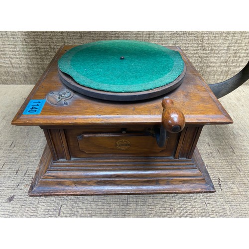 1140 - An early 20th Century oak cased table-top 'Junior Monarch' gramophone by The Gramophone Co Ltd, Lond... 