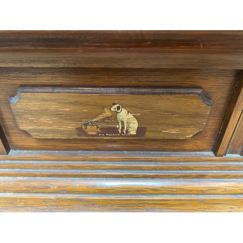 1140 - An early 20th Century oak cased table-top 'Junior Monarch' gramophone by The Gramophone Co Ltd, Lond... 