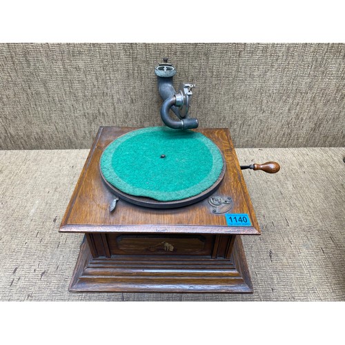 1140 - An early 20th Century oak cased table-top 'Junior Monarch' gramophone by The Gramophone Co Ltd, Lond... 