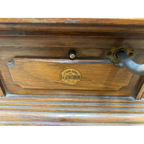 1140 - An early 20th Century oak cased table-top 'Junior Monarch' gramophone by The Gramophone Co Ltd, Lond... 