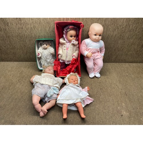 1154 - Collectible dolls including: baby dolls and teddy bears.