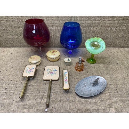 514 - Mixed items including: Dressing table set, swedish art glass bowls and perfume bottle.