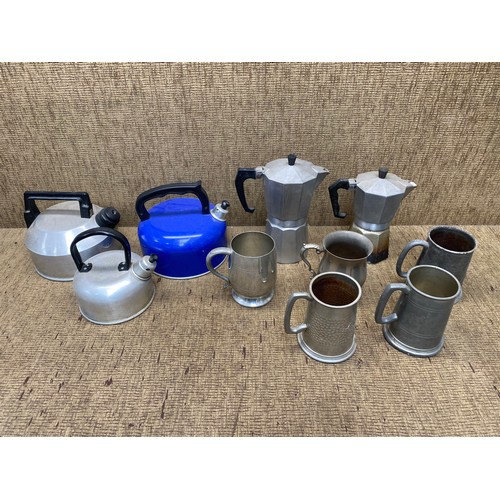 460 - mixed kitchen items including kettles, sprong 25 tritacarne mincer.