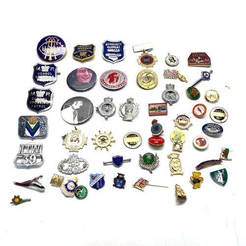 614 - Collection of badges including: John Lennon (The Beatles).