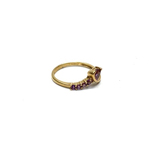 862 - 9ct gold ring with purple heart shaped amethyst stone, size Q, 2g.