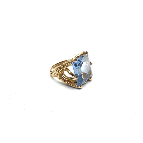 884 - 9ct gold Ring with large Aqua Marine stone, Size H and 5.9g.