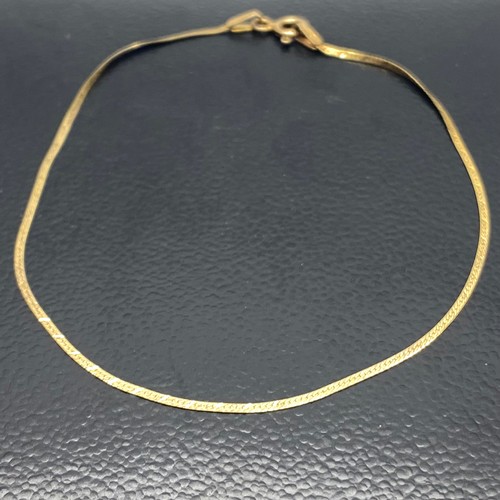 850 - 9ct gold delicate bangle.