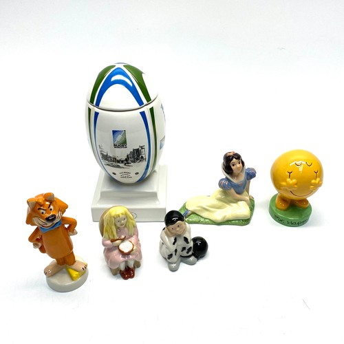 617 - Collection of Wade collectible ceramics including: Mr. Jinks, Snow White and Mr. Happy.