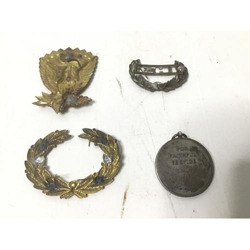 869 - Confederate States cap badges and a Southern Skirmish Association medallion