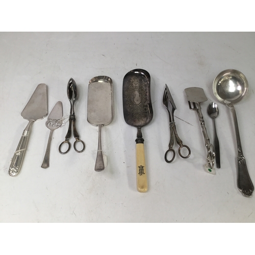 662 - A collection of silver plate items including a crumb scoop with a silver collar