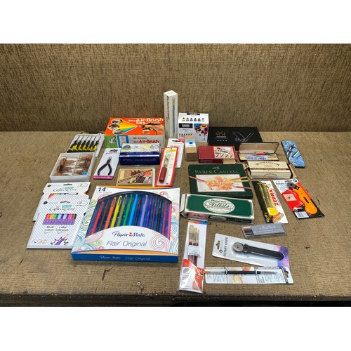 1065 - Selection of art equipment and accessories including: Cranfield oil based relief inks, blackwing pen... 