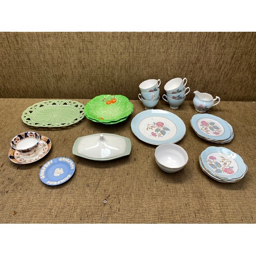 465 - Collection of ceramic items including: Wedgewood, Poole and Carlton.