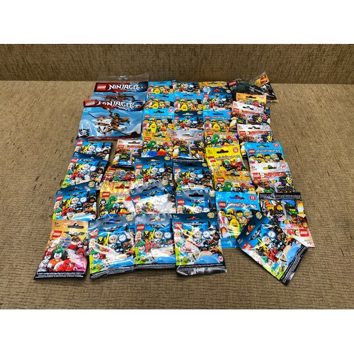 1121 - Collection of LEGO figures and mini sets including: The Batman, Minifigures.