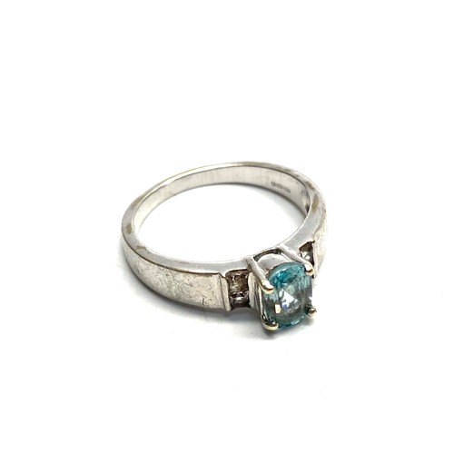 932 - 9ct white gold ring with Alexandrite stone. Size O 3.7g.