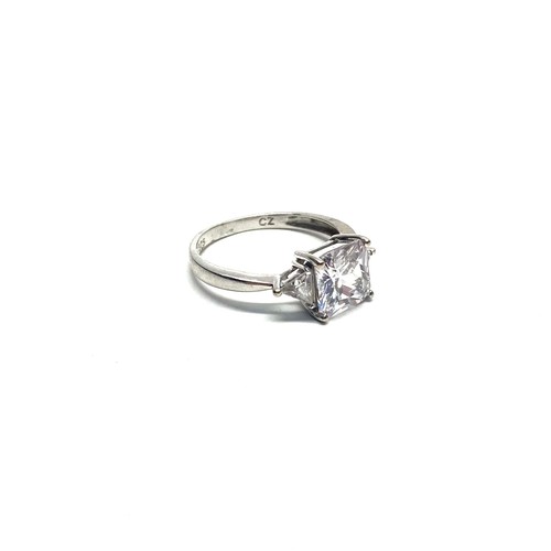 872 - 9ct white gold ring with large CZ stone. Size P and 2.7g.