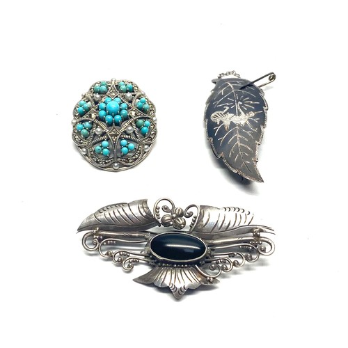 883 - Three vintage silver brooches