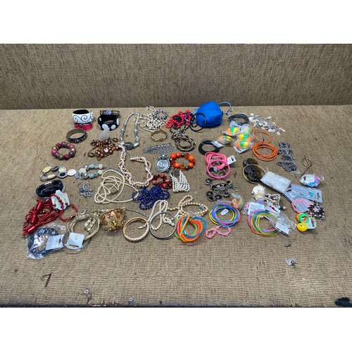 492 - Large amount of vintage costume jewellery