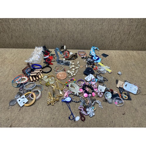 496 - Large amount of vintage costume jewellery