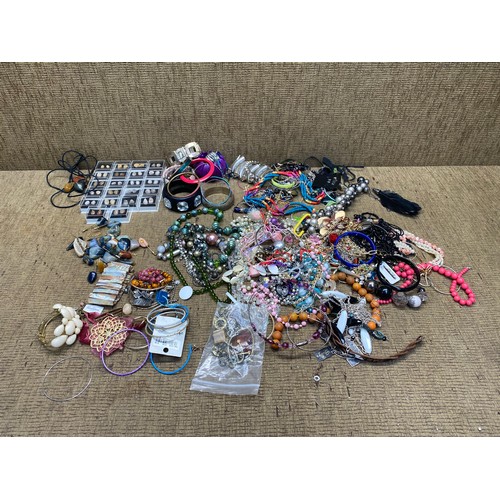 497 - Large amount of vintage costume jewellery including a selection of stone pendants and earrings