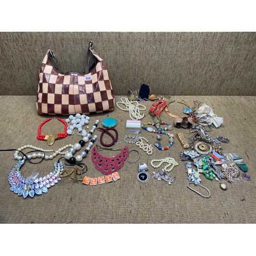 498 - Large amount of vintage costume jewellery in a leather handbag