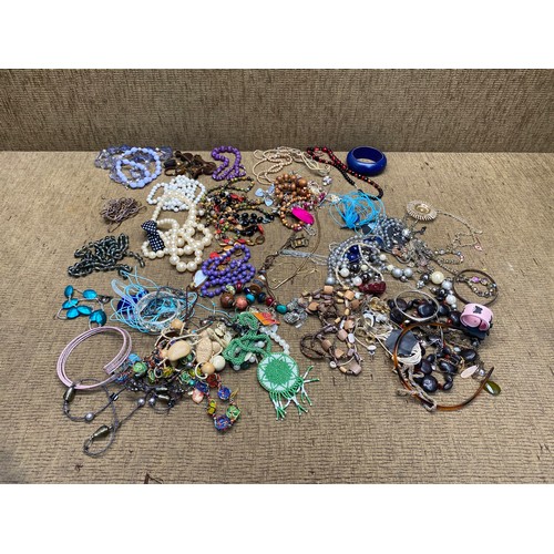 499 - Large amount of vintage costume jewellery