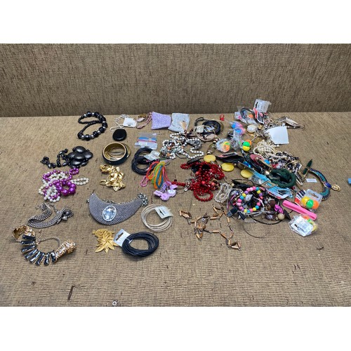 500 - Large amount of vintage costume jewellery