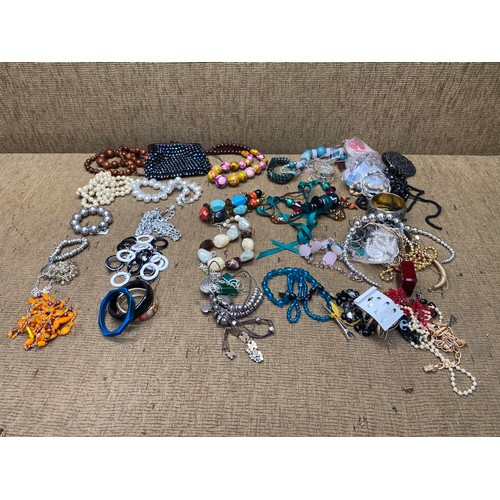 502 - Large amount of vintage costume jewellery