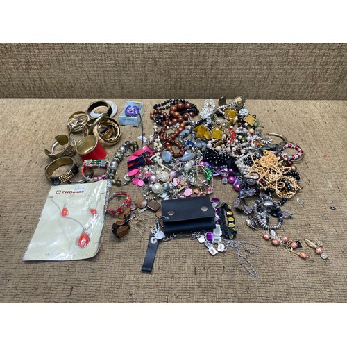 505 - Large amount of vintage costume jewellery