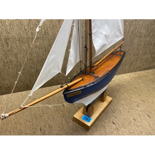 1093 - Very Rare 1920s Model Sailing Yacht by Clyde Model Dockyard Glasgow.