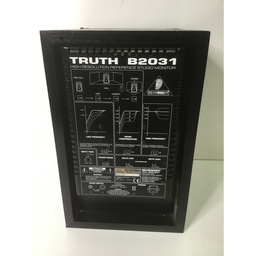 323 - Behringer TRUTH B2031A, Active 2-Way Reference Studio Monitor.