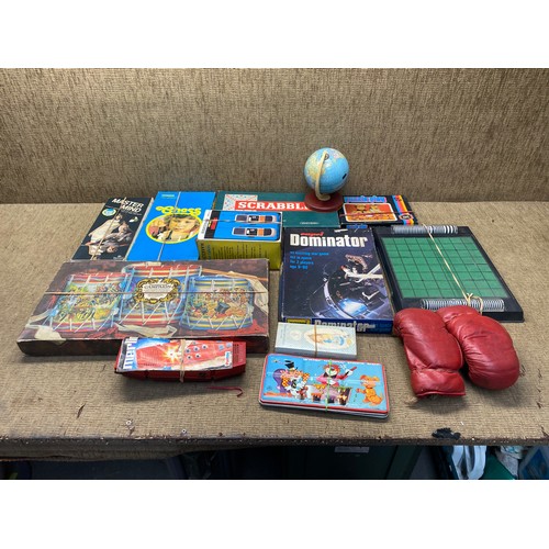 35 - Large collection of vintage games including puzzle play, mastermind and chess.