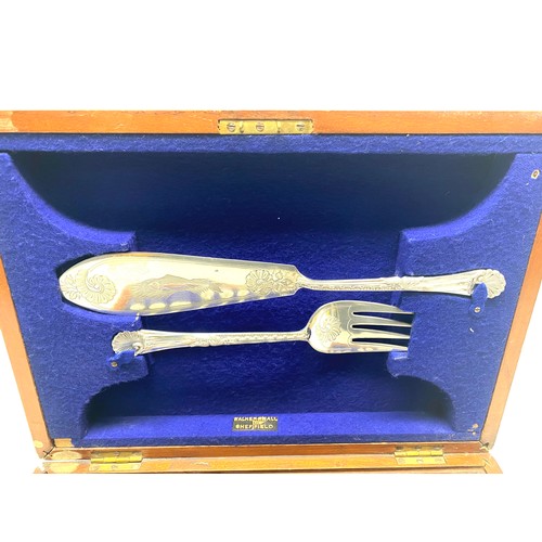 634 - Stunning set of Walker & Hall Sheffield fish knife set in a mahogany box.