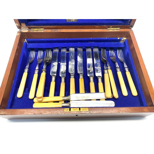 634 - Stunning set of Walker & Hall Sheffield fish knife set in a mahogany box.