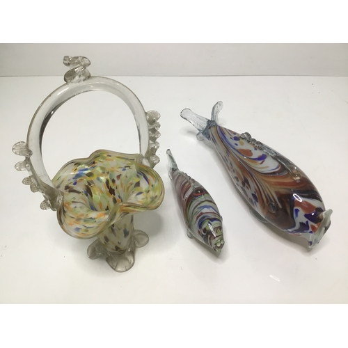 655 - Murano glass fishes and a Murano glass posy basket