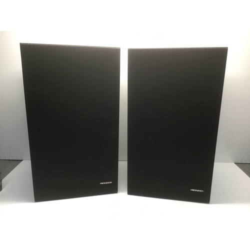 1106 - A pair of Pioneer speakers model CS-636