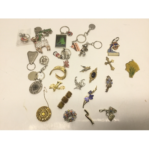 526 - A selection of vintage brooches and some collectible key rings