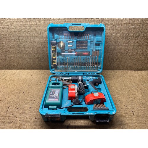 112 - Makita cordless combi drill.(working)