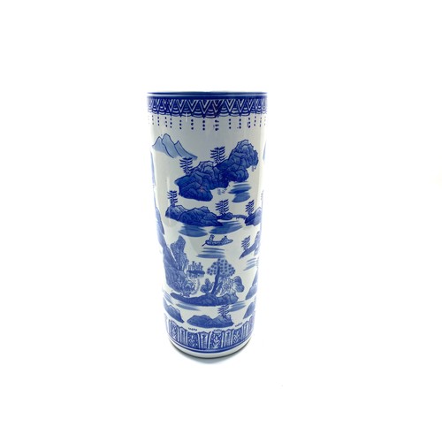 676 - Chinese blue and white porcelain vase.